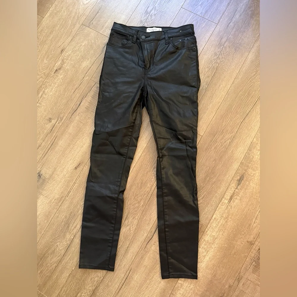 Abercrombie & Fitch sleek black